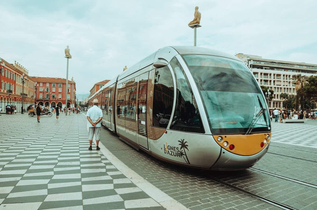 Découverte de circuits thématiques : optimisez votre voyage grâce au transport de niche
